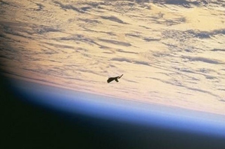 Illustration for article titled Did NASA delete evidence of UFOs from its photo archive?
